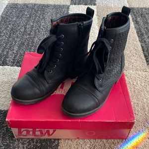 Women’s comba boots